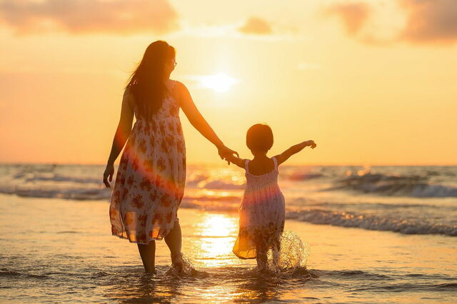 Madre e hija en una playa