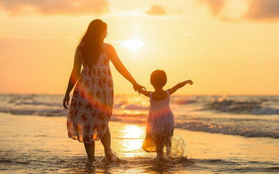 Madre e hija en una playa