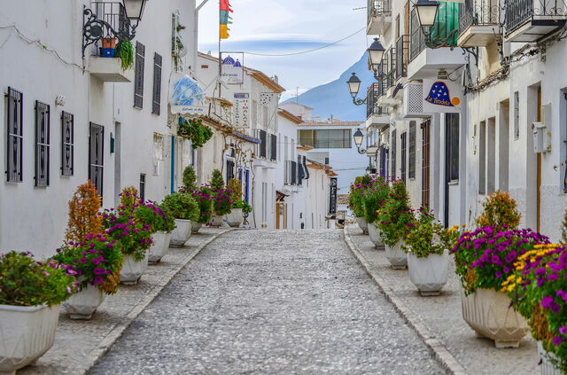 Calle llena de flores en Altea