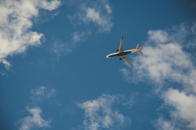 Avión en el cielo