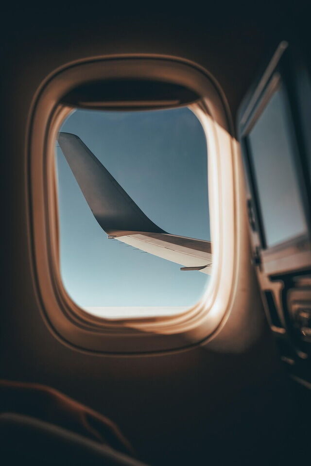 Mirando a través de la ventana de un avión