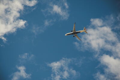 Avión en el cielo