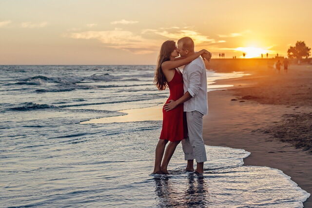 Una pareja en la playa