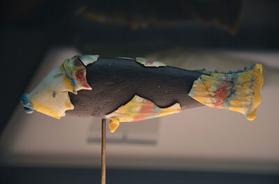 Botella de vidrio en forma de pez, Museo del Vidrio Antiguo, Zadar