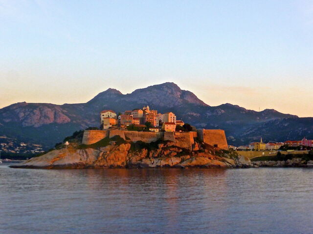 Ciudadela de Calvi desde la costa