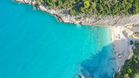 Toma aérea de la playa de Xigia, Grecia