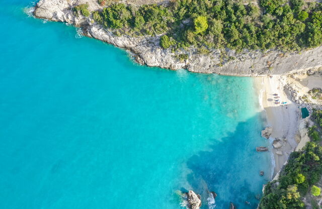 Toma aérea de la playa de Xigia, Grecia