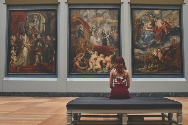 Mujer en el Louvre