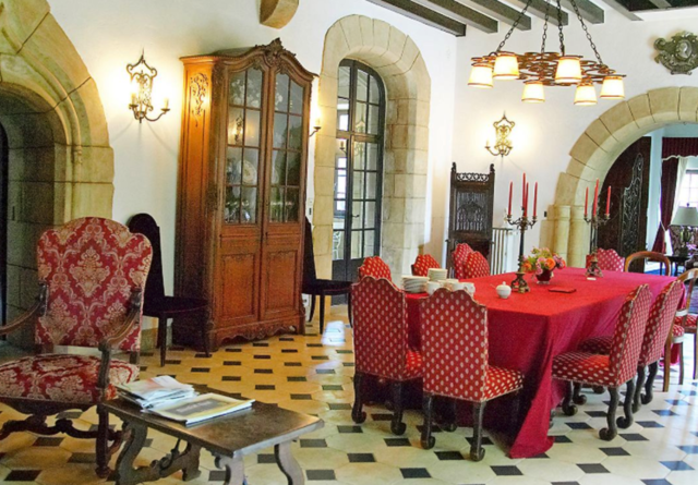 Le Vieux Château, interior