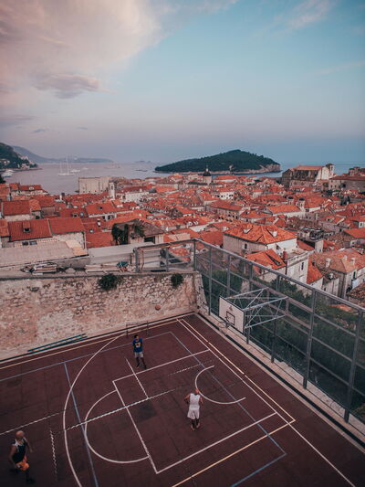 Pista de baloncesto en las Antiguas Murallas, Dubrovnik