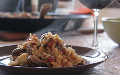 Disfrutando de la paella