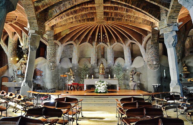 Iglesia de la Colonia Güell, interior