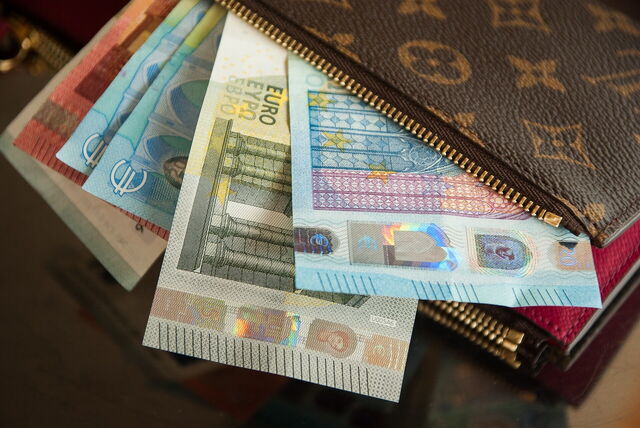 Euros en una cartera