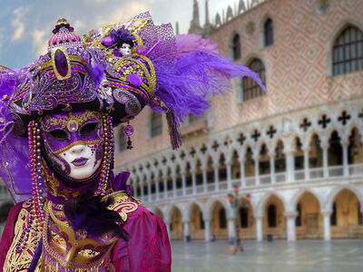 Persona con máscara de carnaval en Venecia