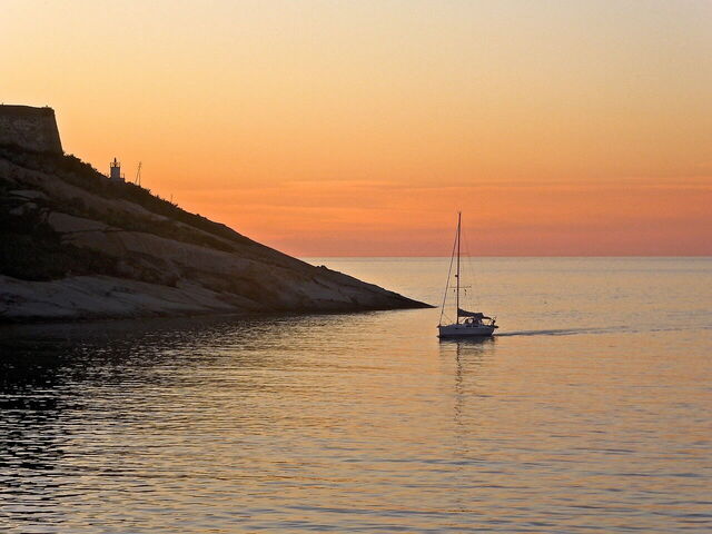 Puesta de sol en la costa de Córcega