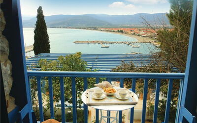 Paralio Astros, pueblo