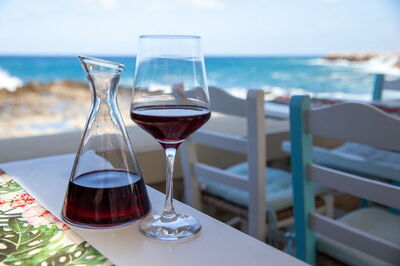 Disfrutando de una copa de vino en Creta