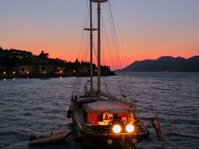 Korčula, puerto al atardecer