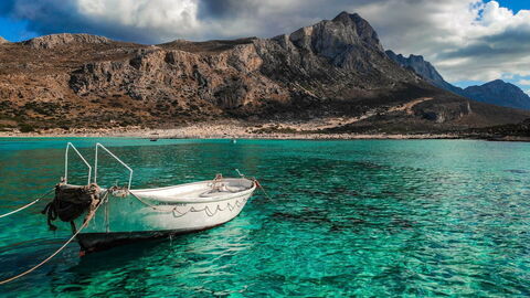 Una barca en el agua en Creta