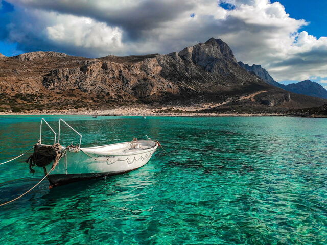 Una barca en el agua en Creta