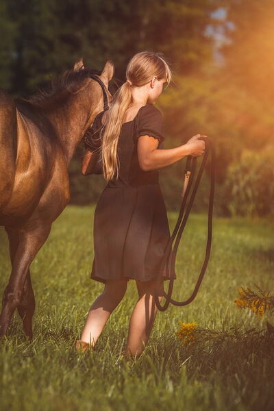 Una chica con un caballo