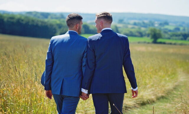 Una pareja gay se hace fotos de boda