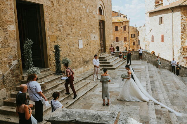 Una novia en las escaleras de una iglesia en Italia