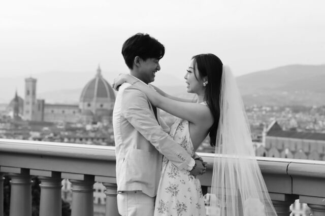Una pareja haciendo fotos de boda en Florencia