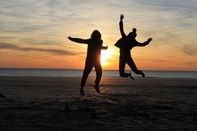 Disfrutando de una playa bretona al atardecer