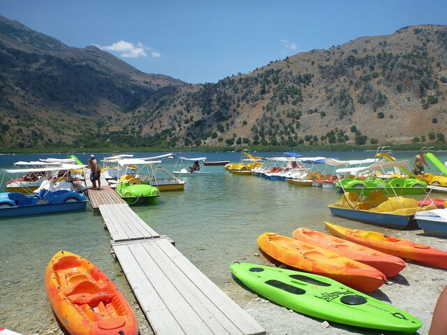 Lago Kournas, barcos
