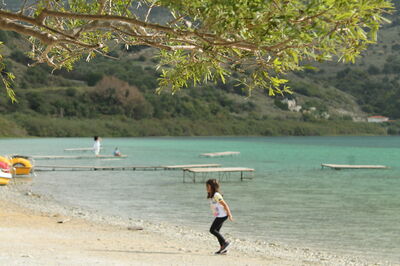 Lago Kournas, playa