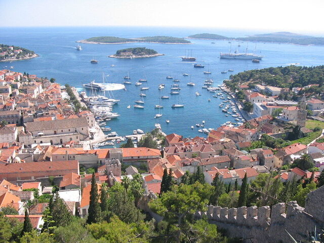 Hvar Harbor, mirando hacia las islas