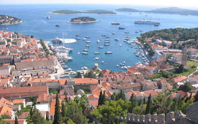 Hvar Harbor, mirando hacia las islas