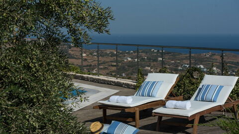 Villa Ethniki, junto a la piscina