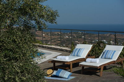 Villa Ethniki, junto a la piscina