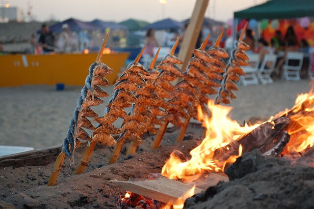 Pescado a la parrilla en la playa