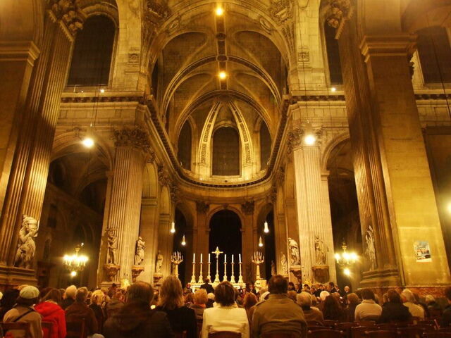 Una iglesia en un concierto parisino.