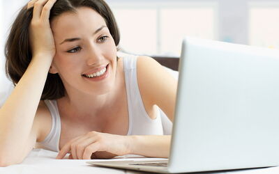 Mujer en un ordenador