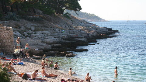 Playa de guijarros en Vis