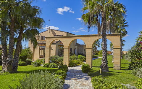 Bel Villa: Cielo, Planta, Nube, Edificio, Árbol, Vegetación, El Terreno Del Lote, Puerta, Ventana, Paisaje Natural