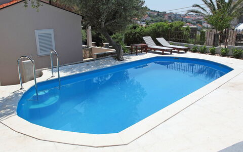 Vinka: Agua, Propiedad, Piscina, Edificio, Azur, Planta, Sombra, Rectángulo, Árbol, Mueble Para Exteriores