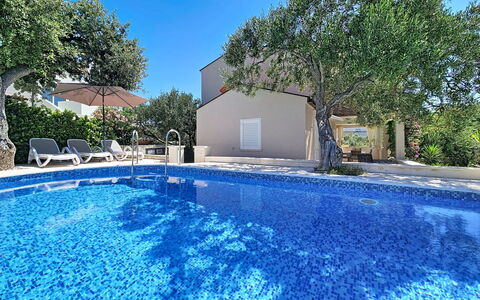Vinka: Azul, Piscina, Mueble Para Exteriores, Recurso, Sombra, Inmuebles, Ocio, Paisajismo, Silla, Hotel