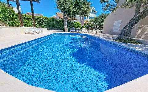 Vinka: Azul, Piscina, Material Compuesto, Loseta, Diseño, Fuente De Agua, Recurso, Hotel