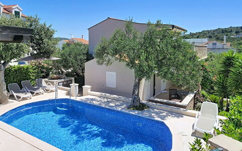 Vinka: Piscina, Barrio Residencial, Recurso, Mueble Para Exteriores, Casa, Material Compuesto, Inmuebles, Eco Hotel, Sombra, Villa