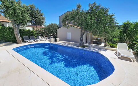 Vinka: Azul, Piscina, Material Compuesto, Hormigón, Sombra, Recurso, Paisajismo, Fuente De Agua, Villa, Patio Interior