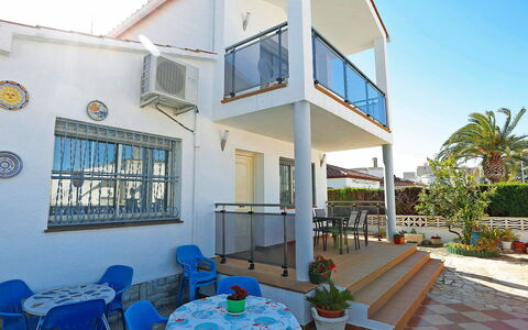 Solimar Cambrils: Cielo, Edificio, Propiedad, Azul, Azur, Planta, Diseño De Interiores, Silla, Ventana, Arquitectura