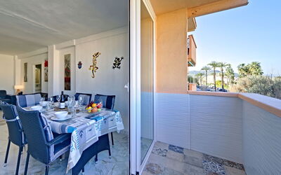 Jávea 417: Mueble, Mesa, Silla, Edificio, Sombra, Diseño De Interiores, Suelo, Decoración, Piso, Cocina Y Comedor Mesa