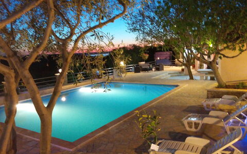 Villa Luka: Agua, Planta, Mueble, Propiedad, Piscina, Silla, Naturaleza, Azur, Cielo, Árbol