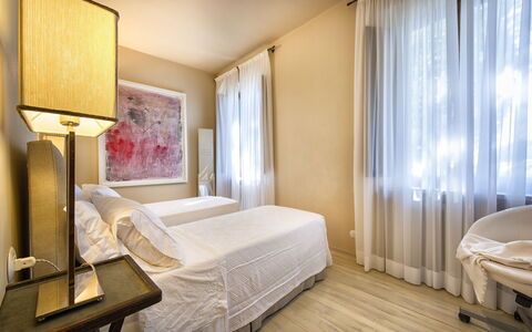 Villa Piazza Della Fortezza: Habitación, Habitación, Mueble, Propiedad, Diseño De Interiores, Cama, Sábana, Edificio, Marco De La Cama, Cortina