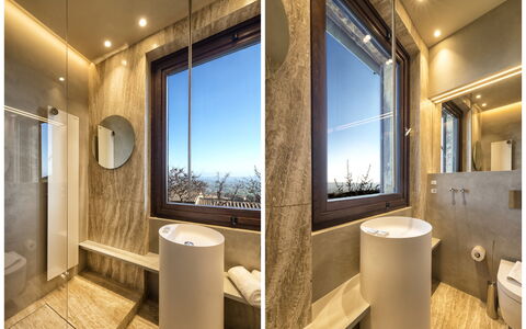 Villa Piazza Della Fortezza: Propiedad, Baño, Habitación, Diseño De Interiores, Pared, Edificio, Bienes Raíces, Arreglo De Tubería, Casa, Arquitectura